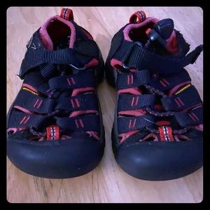 Keen toddler waterproof shoes size 8
